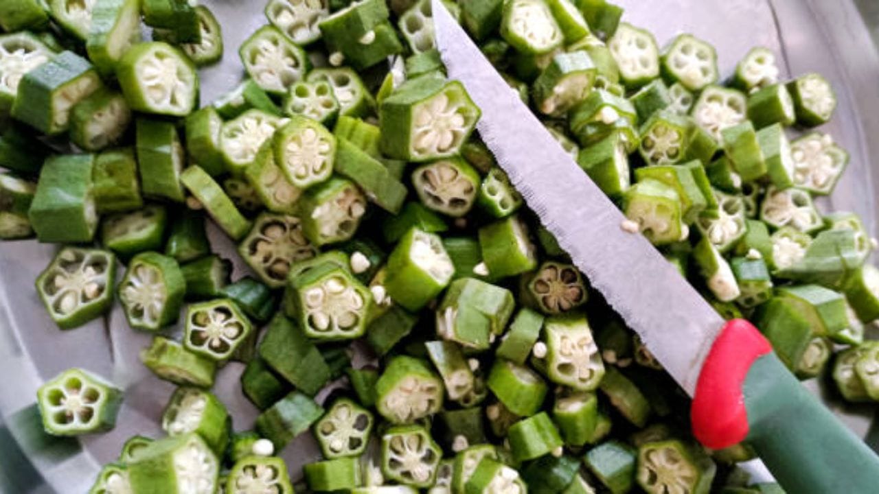 দুটো গোটা ঢ্যাঁড়শ নিয়ে টুকরো টুকরো করে কেটে নিন। ঢ্যাঁড়শের টুকরোগুলো ভাল করে জলে ধুয়ে নিন। এবার এক গ্লাস জলে এই ঢ্যাঁড়শের টুকরোগুলো সারারাত ধরে ভিজিয়ে রাখুন।