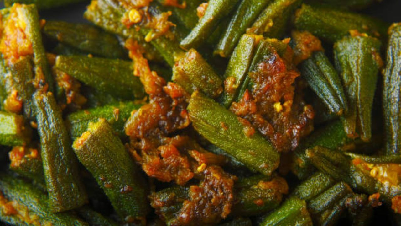 বিশেষজ্ঞদের মতে, রক্তে শর্করার মাত্রা কমাতে হবে আপনি ঢ্যাঁড়শের জল পান করতে পারেন। শুনতে অদ্ভুত মনে হলেও, এভাবে ঢ্যাঁড়শ খেলেই নাকি আপনার সুগার একদম নিয়ন্ত্রণে চলে আসবে। কীভাবে বানাবেন এই ঢ্যাঁড়শের জল, রইল টিপস। 