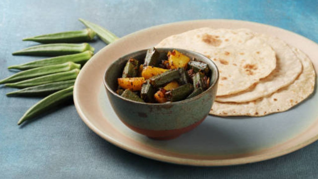 ঢ্যাঁড়শ ভাজা, ঢ্যাঁড়শের তরকারি কিংবা ঢ্যাঁড়শ ভাতে সেদ্ধ করেও খাওয়া যায়। এমনকী ভাত ও রুটি দুটোর সঙ্গেই জমে যায় ঢ্যাঁড়শের যে কোনও পদ। বাঙালির হেঁশেলের যে ভাবে ঢ্যাঁড়শ রান্না হয়, সেভাবে খেলেও আপনার সুগার ও কলেস্টেরল দুটোই নিয়ন্ত্রণে থাকবে। 