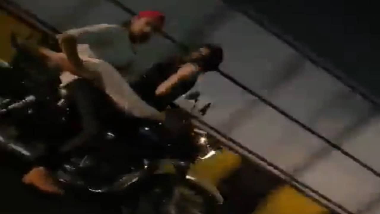 Viral Video: চলন্ত বাইকে মুখোমুখি বসে যুগল, ভরপুর রোমান্স দেখে শিহরিত নেটিজেনরা