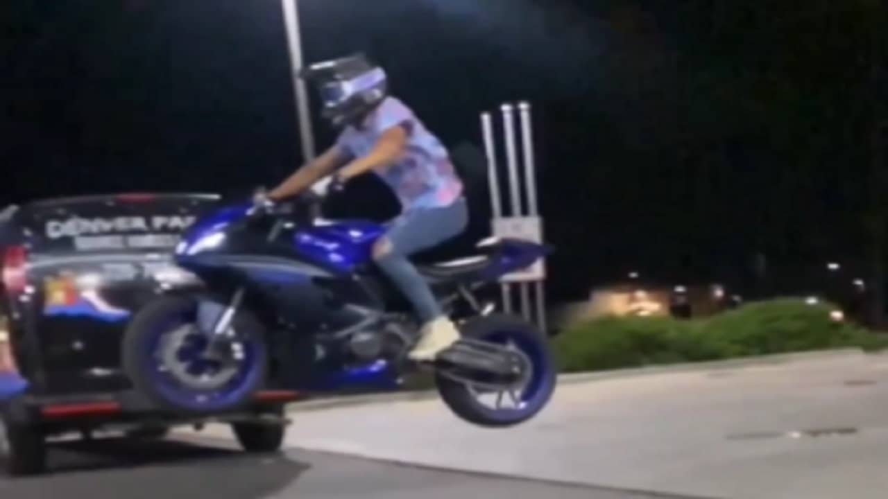 Viral Video: এমন স্টান্ট আগে দেখেননি, বাইক নিয়ে উড়ছেন এই যুবক! রোমহর্ষক ভিডিয়ো