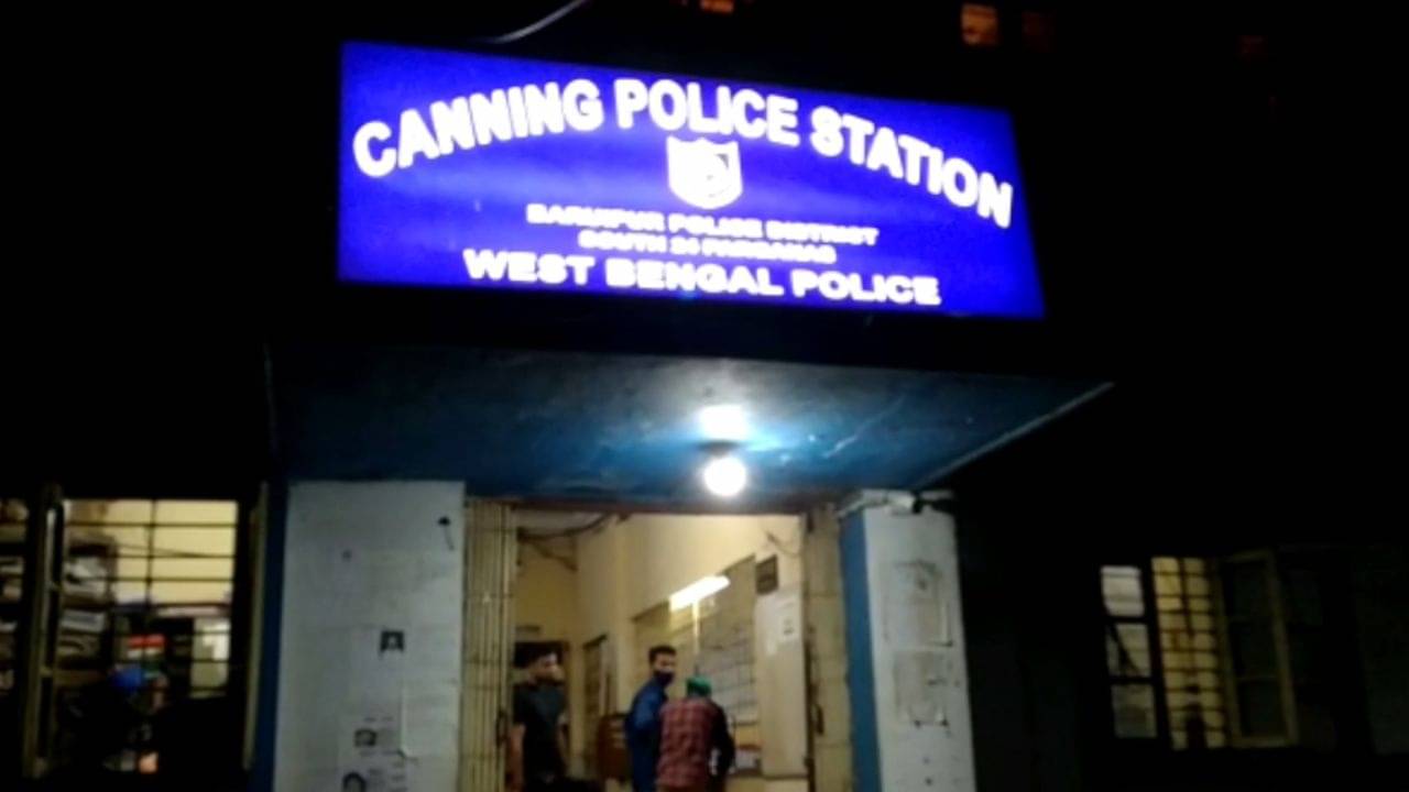 Canning: রাত্রিবেলা ঘরে ঢুকে মহিলার পোশাক ছিড়ে ধর্ষণের চেষ্টা, ক্যানিংয়ের তিন যুবককে খুঁজছে পুলিশ