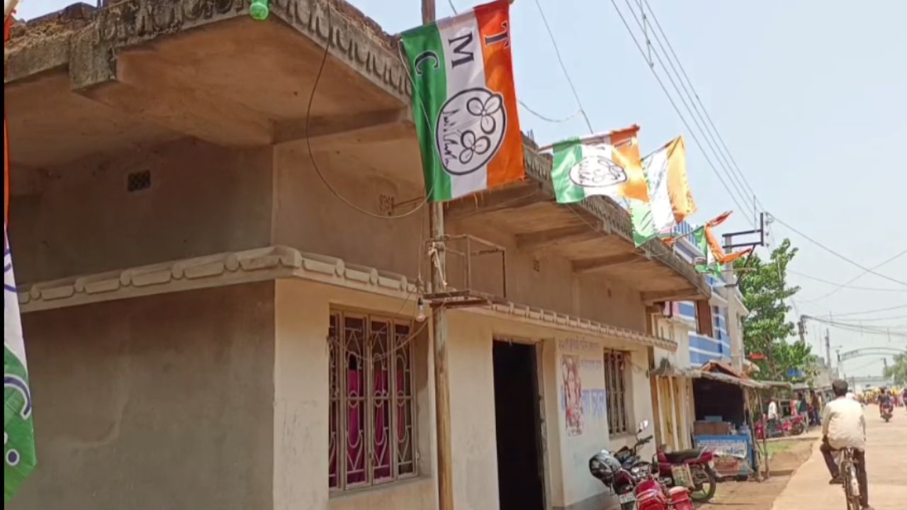 Paschim Medinipur: টেন্ডার জমা দেওয়া নিয়ে গণ্ডগোল, র্নিবাহী সহায়ককে মারধরের অভিযোগ উঠল প্রধানের বিরুদ্ধে