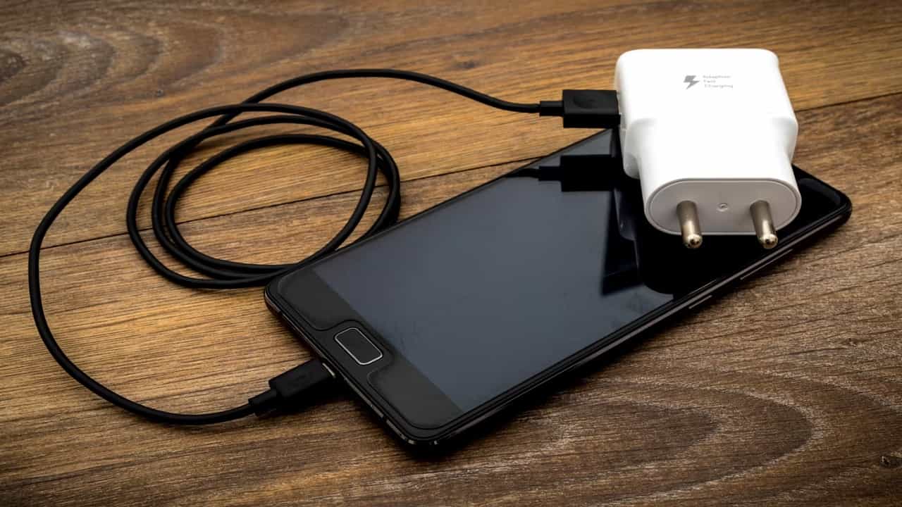 Mobile Charging Tips: যে কোনও চার্জার দিয়ে স্মার্টফোন চার্জ করছেন, কী কী বিপদ ডেকে আনছেন দেখুন নিজেই Mobile Charging Tips: যে কোনও চার্জার দিয়ে স্মার্টফোন চার্জ করছেন, কী কী বিপদ ডেকে আনছেন দেখুন নিজেই