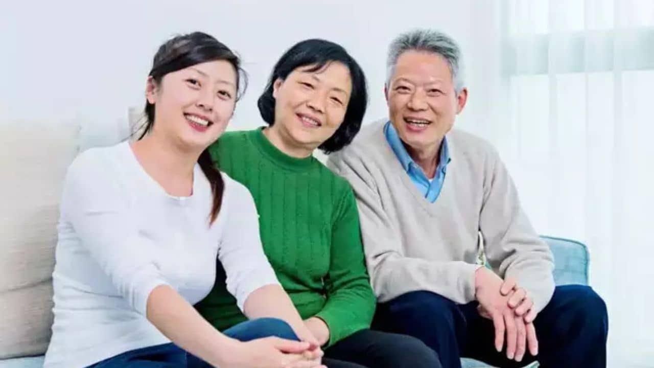 Full Time Daughter: নিজেরই নিঃসঙ্গ মা-বাবাকে দেখাশোনার জন্য ৪৭,০০০ টাকার ‘চাকরি’ পেলেন মেয়ে, কোথায় ঘটল এমনটা?