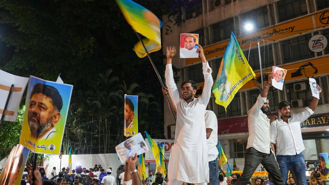 Congress Meeting: পাঁচ তারা হোটেলের ভিতরেই ভোটাভুটি কংগ্রেস বিধায়কদের! ব্যালট বক্সেই কি লুকিয়ে পরবর্তী মুখ্যমন্ত্রীর নাম?