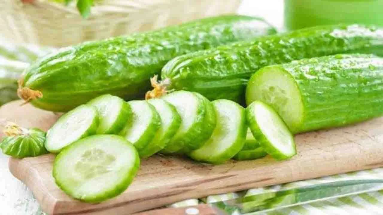 ঠোঁটের কালচে ভাব কমাতে শসার রস ব্যবহার করা যেতে পারে। নিয়মিত নয় সপ্তাহে দু' থেকে তিন বার ঠোঁটে শসার রস প্রয়োগ করুন। ভালো ফলাফল পেতে শসার রসের সঙ্গে অ্যালোভেরা জেল মিশিয়ে নিন। 