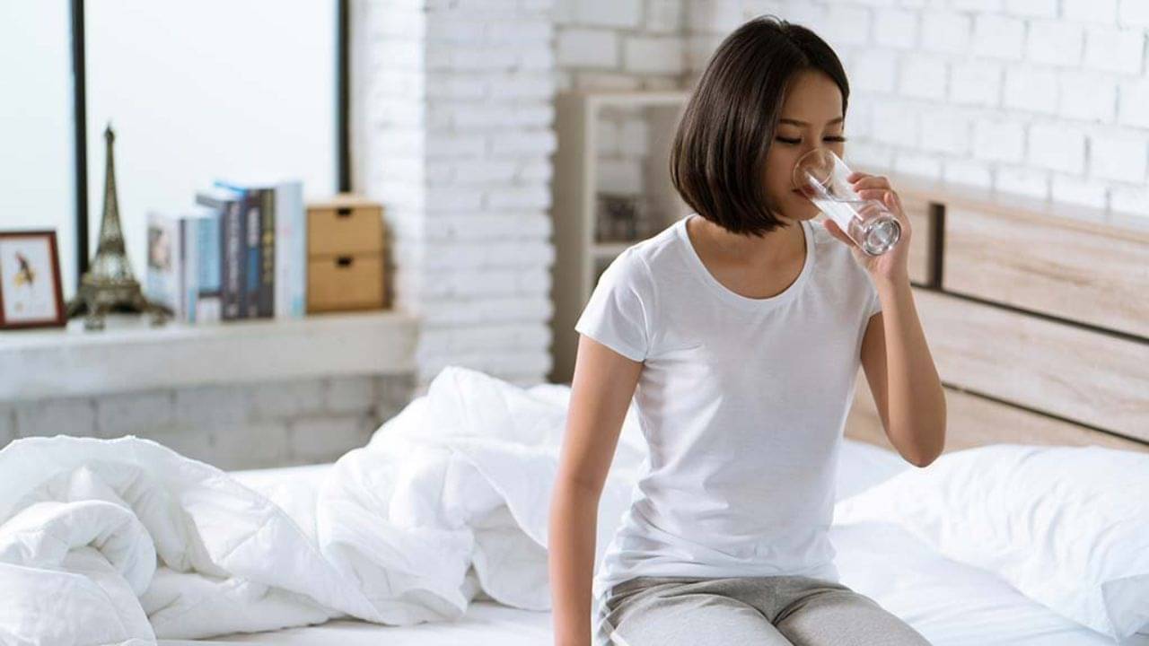 Drinking Water Tips: সকালে ঘুম থেকে উঠে খালি পেটে জল পান করেন? জানুন ঠিক করছেন কি না