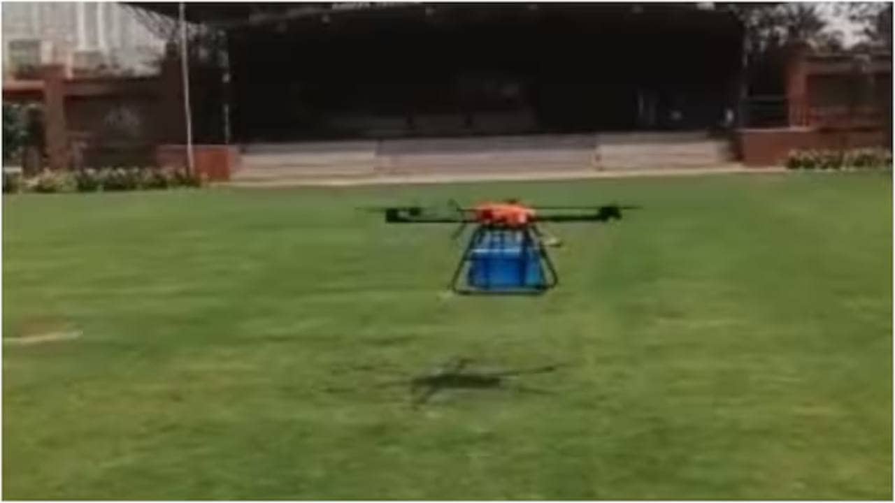 ভিডিয়ো: দেড় ঘণ্টার রাস্তা ১৫ মিনিটে, ড্রোন পৌঁছে দিল রক্তের ব্যাগ
