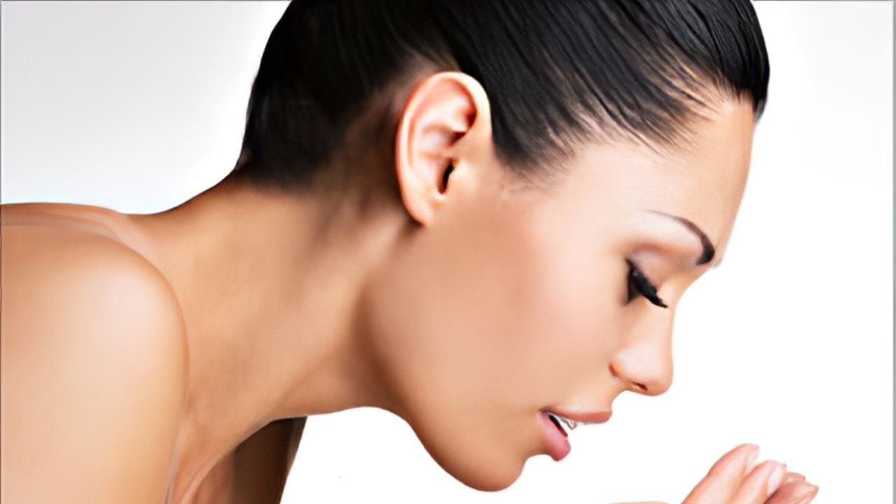 অল্প এবং সাধারণ কিছু স্কিনকেয়ার প্রোডাক্ট ব্যবহারে ত্বকের হাল ফিরতে পারে। কিছু সহজ উপায়ে বিনা পাওয়া সম্ভব কোমল, সুন্দর ত্বক। তার জন্য কী করতে হবে জানুন...