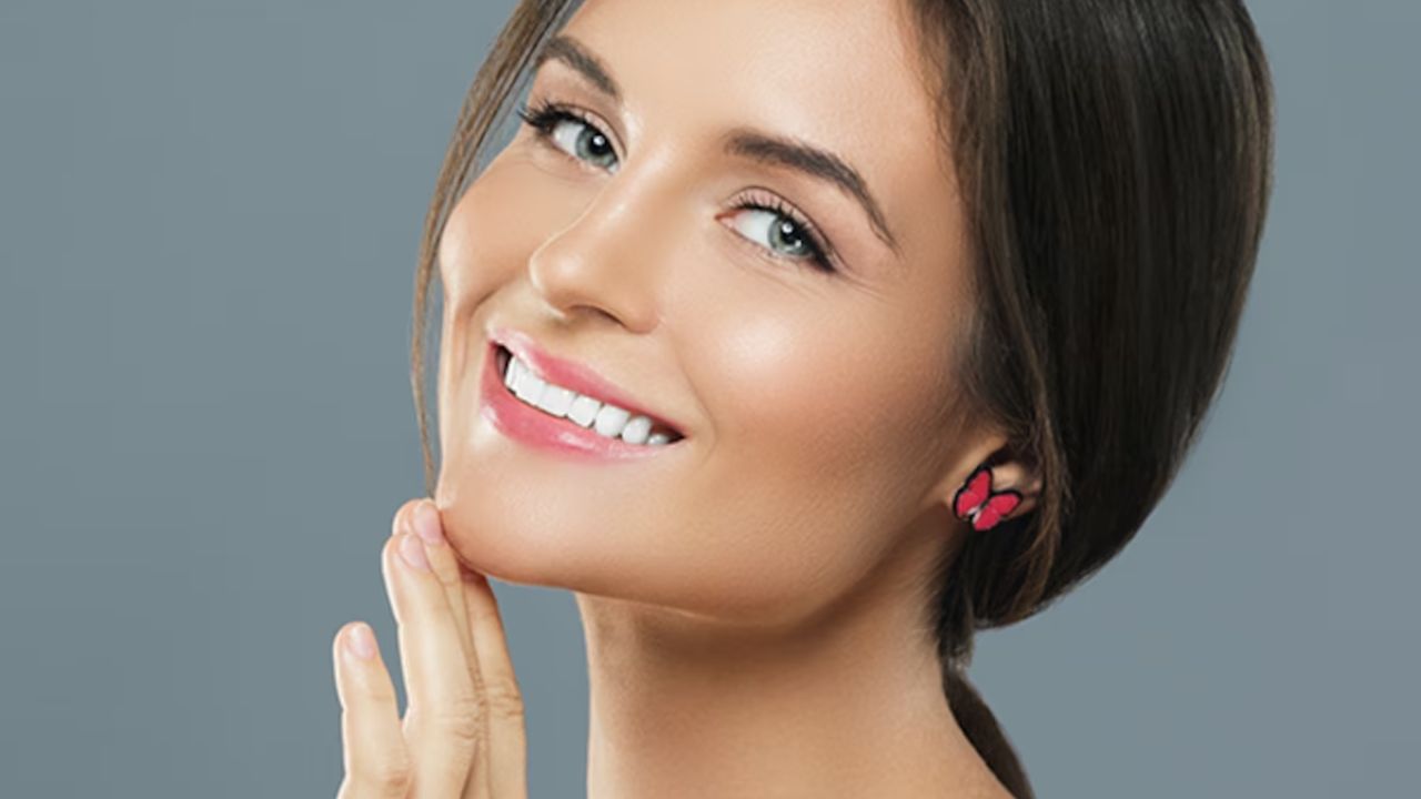 মুখ পরিষ্কার করার সময়ে ঠান্ডা জল ব্যবহার করাই ভালো। গরম জলে ভাপ কিংবা স্টিমিং ত্বকের জন্যে উপকারী। এই কারণে, অনেকে মনে করেন, গরম জল দিয়ে মুখ ধুলে হয়তো ত্বক ভালো থাকবে। কিন্তু এতে ত্বকের ক্ষতি হওয়ার সম্ভাবনা থাকে আরও বেশি। তাই মুখ ধুতে ব্যবহার করুন ঠান্ডা জল। 