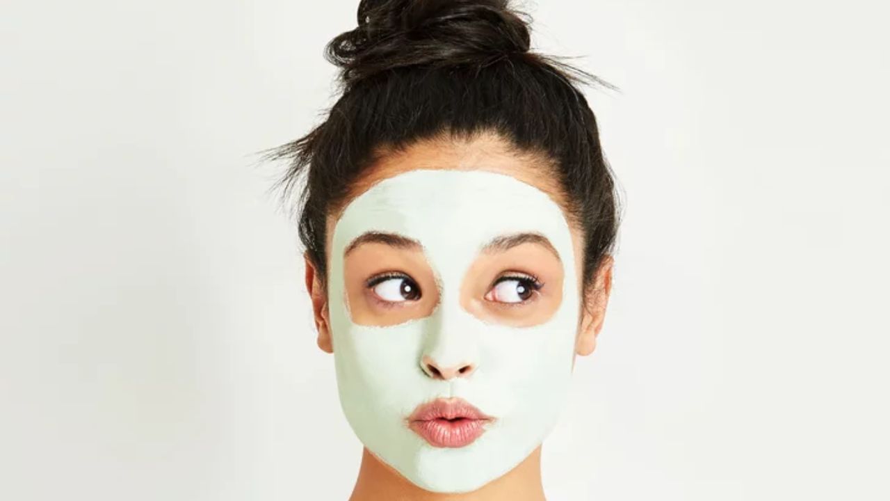 ঘরোয়া ফেসমাস্ক ব্যবহার করুন।  কীভাবে বানাবেন ভাবছেন তো? দুধের সর এবং বেসন মিশিয়ে বানিয়ে নিতে পারেন। তা মুখে লাগান। ৩০ মিনিট রেখে ধুয়ে ফেলুন। উপকার পাবেন।