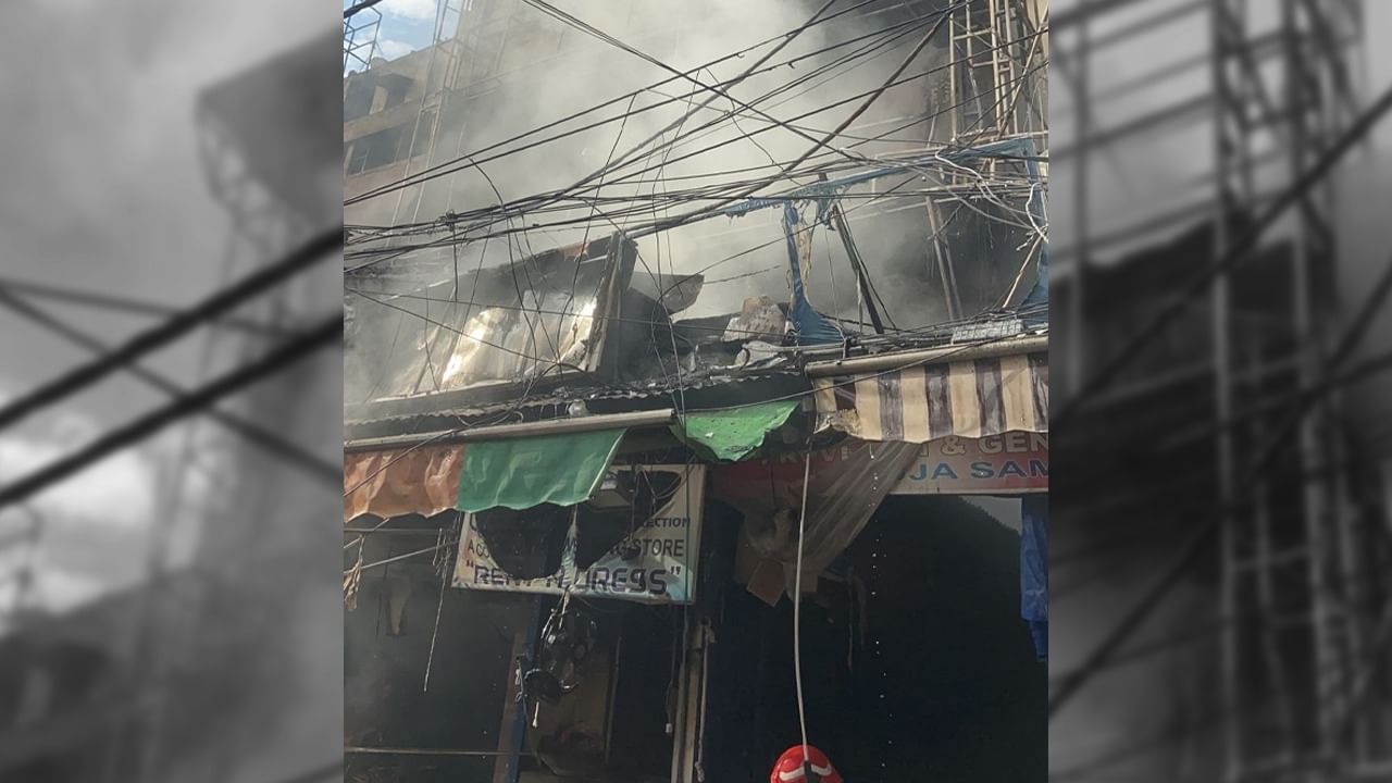 Fire: দিল্লিতে বিধ্বংসী আগুন, ঘটনাস্থলে দমকলের ১২টি ইঞ্জিন Fire: দিল্লিতে বিধ্বংসী আগুন, ঘটনাস্থলে দমকলের ১২টি ইঞ্জিন