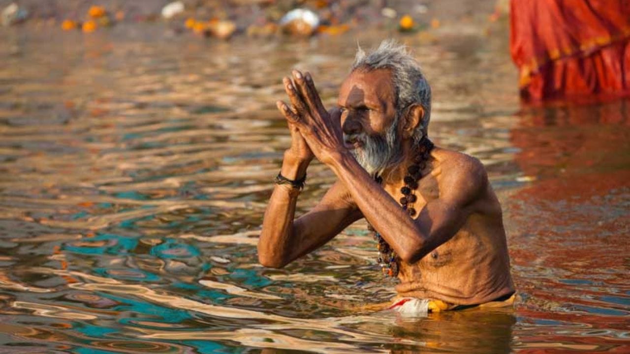 Ganga Snan Vidhi: এক ডুবেই মেলে পুণ্য, কিন্তু মোক্ষ লাভ করতে গঙ্গায় স্নান করার সময় ভুলেও এই কাজ একেবারেই করবেন না Ganga Snan Vidhi: এক ডুবেই মেলে পুণ্য, কিন্তু মোক্ষ লাভ করতে গঙ্গায় স্নান করার সময় ভুলেও এই কাজ একেবারেই করবেন না