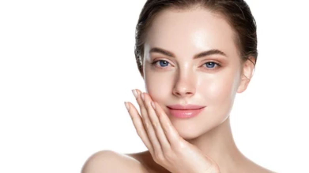 ত্বক ভালো রাখতে বেশ কিছু টিপস মেনে চলার পরামর্শ দেন বিশেষজ্ঞরা। তাই বলে, সব সময়ই যে পার্লরে গিয়ে অনেক টাকা খরচ করার প্রয়োজন হয় তা কিন্তু নয়। আবার এরকমও নয় যে, দামি দামি অনেক স্কিনকেয়ার প্রোডাক্ট ব্যবহার করলেই মিলবে ফল! 