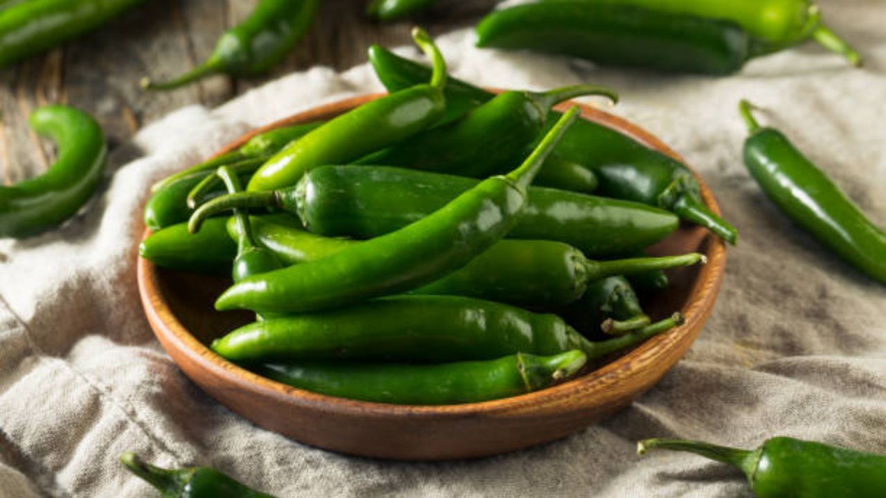 Green Chilies: গরমে কাঁচা লঙ্কা শুকিয়ে যাচ্ছে? এভাবে ফ্রিজে রাখলে তাজা থাকবে ১ মাস