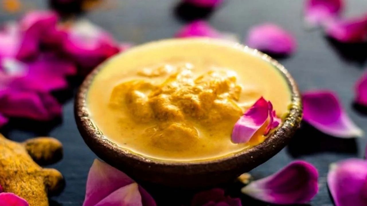 এক চামচ দুধে এক চিমটি হলুদ মিশিয়ে নিন। এই পেস্টটি আপনার ঠোঁটে লাগান এবং কিছুক্ষণ পর জল দিয়ে ধুয়ে ফেলুন। এই মিশ্রণটি নিয়মিত লাগান। দ্রুত দূর হবে ঠোঁটেক কালো দাগ।