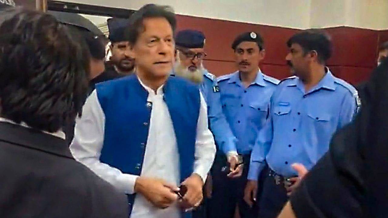 Imran Khan: জানি না কাকে যোগাযোগ করব..., PTI কর্মীদের গ্রেফতারি-ইস্তফার পর অসহায়বোধ করছেন ইমরান