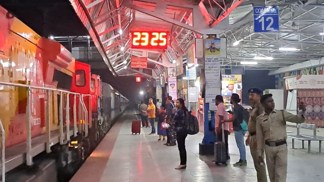 Padatik Express বিকল ইঞ্জিন, শিয়ালদহগামী পদাতিক এক্সপ্রেসে যাত্রী Chart Preparation Time Of Padatik Express