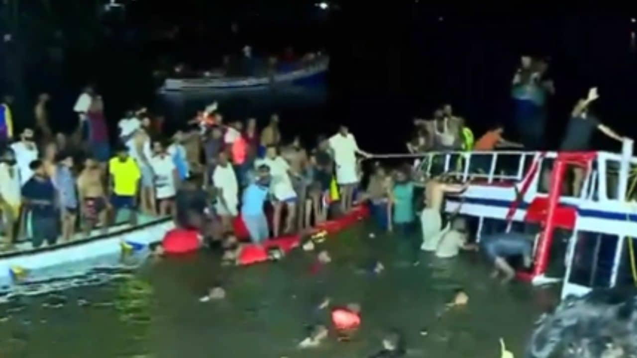 Kerala Houseboat Capsize: টিকিট ৪০ জনের, হাউসবোটে যাত্রী শতাধিক! নিয়মের তোয়াক্কা না করাতেই ঘটল এমন বিপর্যয়
