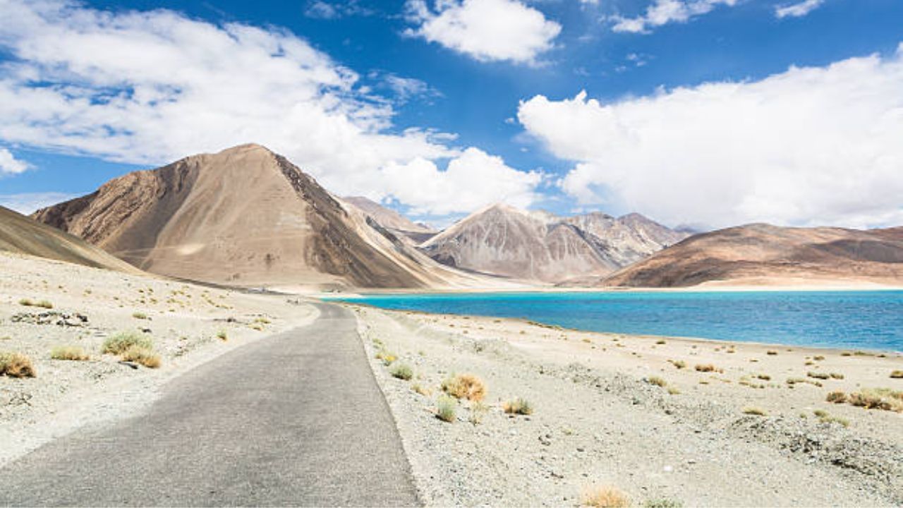 Ladakh: বহুদিনের লাদাখ ভ্রমণের স্বপ্ন পূরণ হতে চলেছে? কোন সময় লেহ গেলে মিলবে সেরা অনুভূতি, রইল টিপস