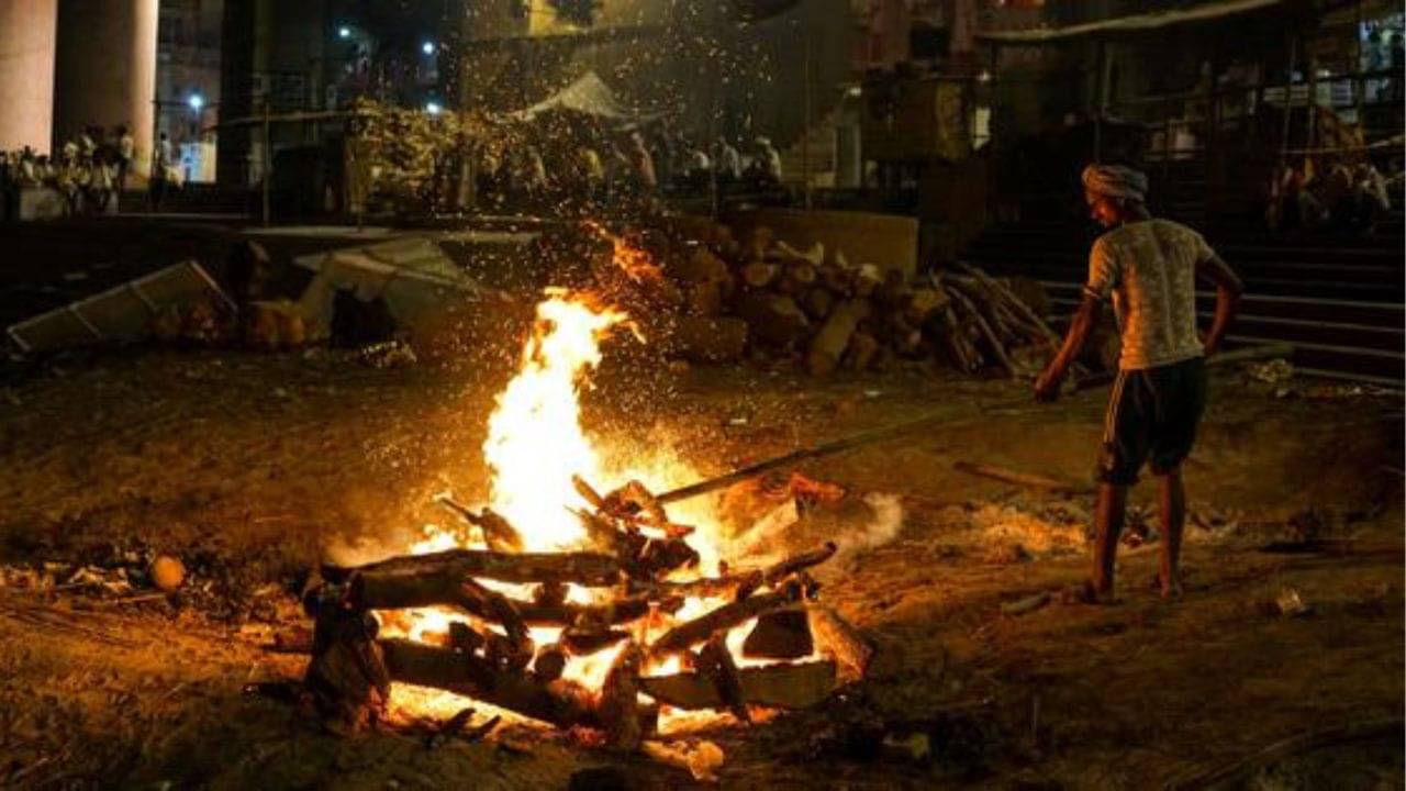 Garuda Purana: শেষকৃত্যের সময় শবদেহের মাথায় লাঠির আঘাত করার কারণ জানলে হাড় হিম হয়ে যাবে
