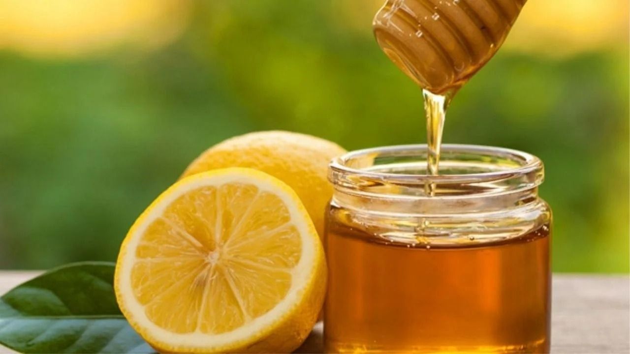 লেবু  ত্বকে প্রাকৃতিক এক্সফলিয়েটর হিসেবে কাজ করে। এটি ত্বকের দাগ দূর করতে সাহায্য করে। ঠোঁটের কালচে ভাব দূর করতে লেবু ব্যবহার করুন। ঘুমানোর আগে ঠোঁটে লেবু ঘষতে হবে এবং পরদিন সকালে জল দিয়ে ধুয়ে ফেলতে হবে।