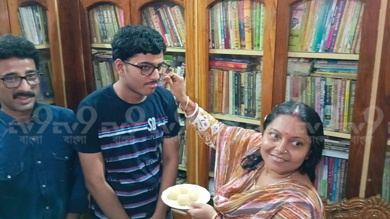 WB Madhyamik Result 2023 LIVE Updates: মাধ্যমিকে প্রথম কাটোয়ার ছাত্রী, প্রথম ১১৮ জনের মধ্যে নেই কলকাতার একজনও