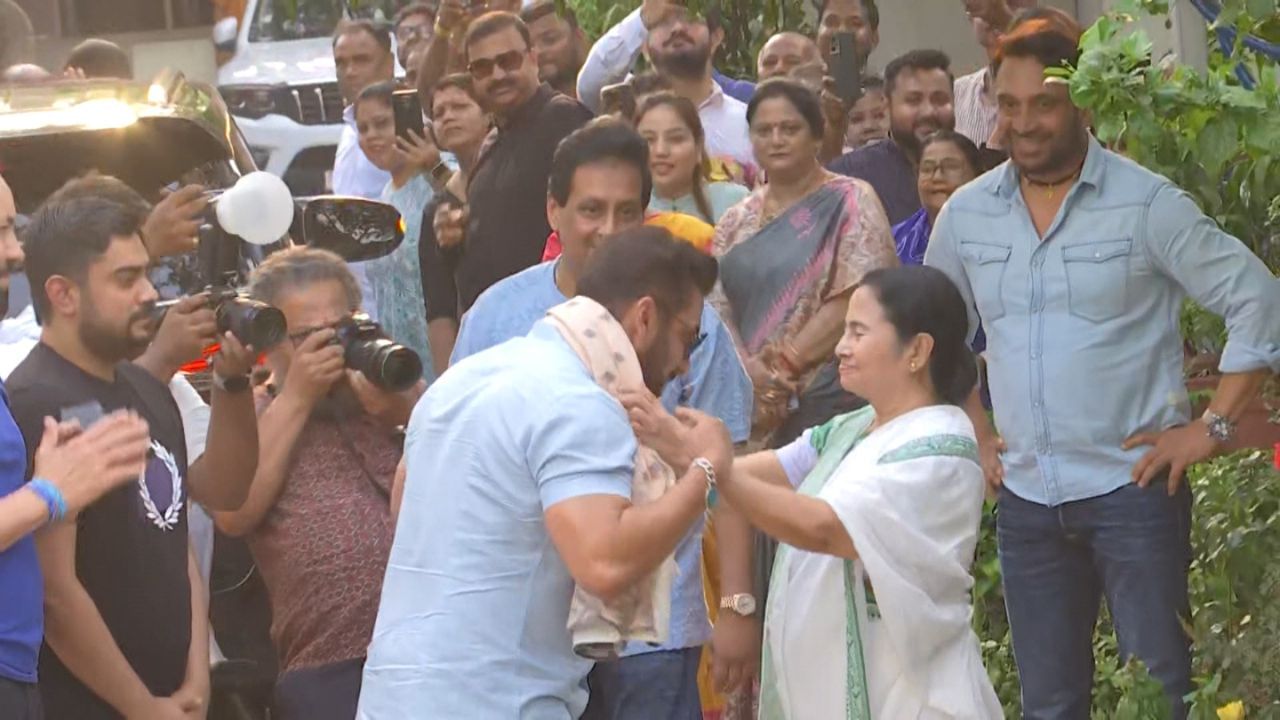 Salman Khan Meets Mamata: দিদির বাড়িতে ভাইজান, পায়ে হেঁটে এগিয়ে এসে সলমনকে উত্তরীয় পরিয়ে স্বাগত জানালেন মমতা