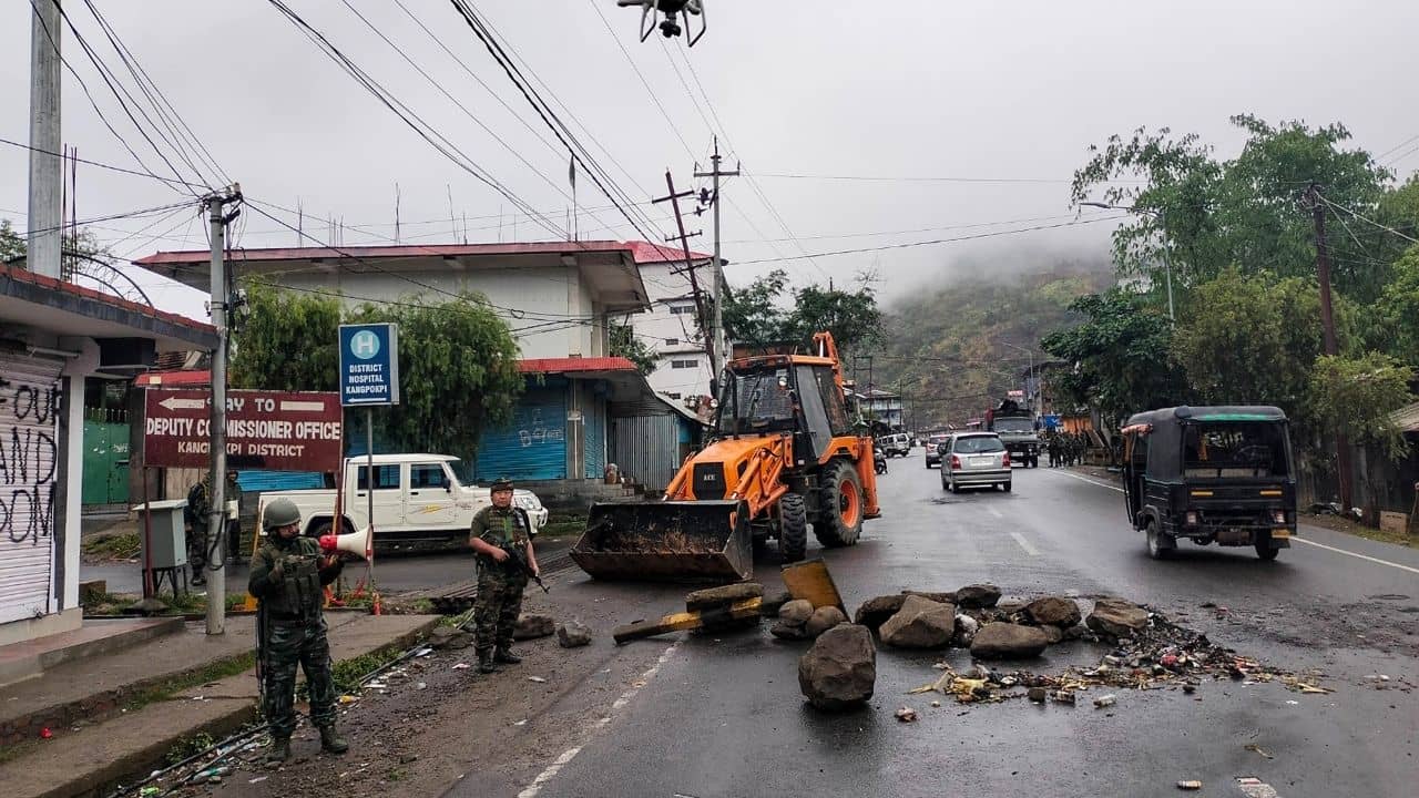 Manipur Violence: স্বরাষ্ট্রমন্ত্রীর সফরের আগেই ফের উত্তপ্ত মণিপুর, সংঘর্ষে পুলিশ সহ কমপক্ষে ৫ জনের মৃত্যু