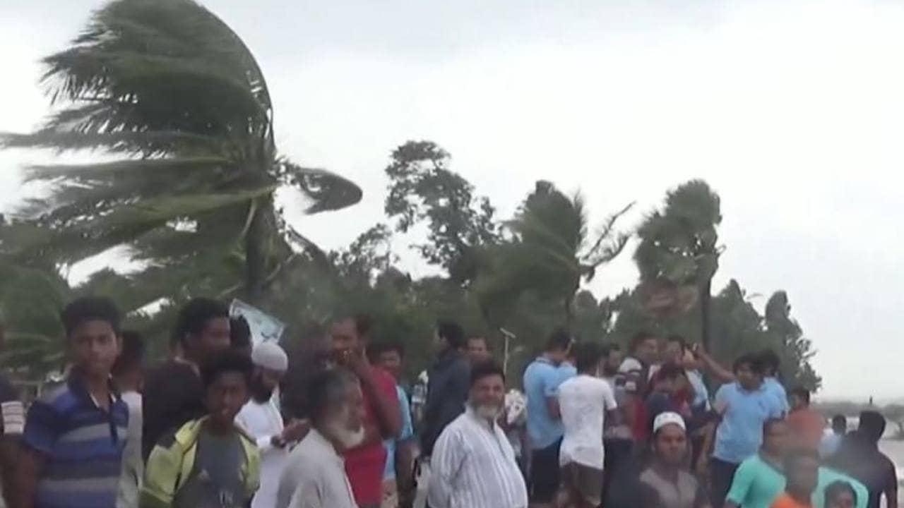 Cyclone Mocha: ধেয়ে আসছে ‘মোখা’, ঘূর্ণিঝড়ের মোকাবিলায় প্রস্তুতি নিচ্ছে বাংলাদেশ