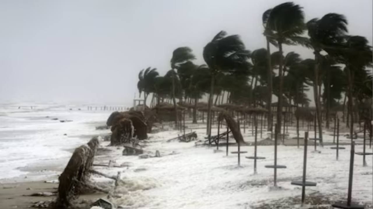 Cyclone Mocha ‘উপরওয়ালা’র আশীর্বাদে মুক্তি বাংলার, এ বার চট্টগ্রাম ‘লুণ্ঠন’? না ‘মগের মুলুকে’ মোখা?