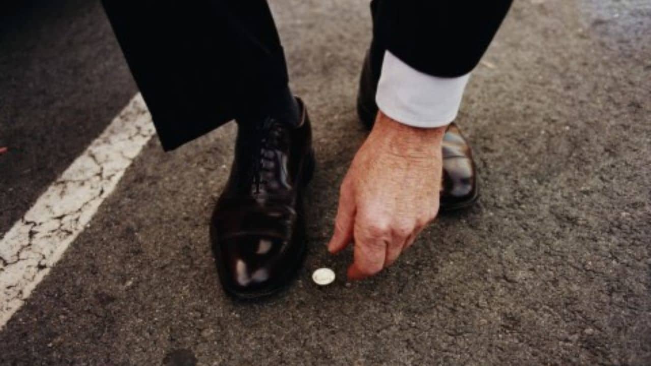 Astro Tips For Money: রাস্তায় পড়ে থাকা টাকা বা কয়েন তোলার আগে সাবধান! অশুভ না শুভ, জেনে নিন ৫ লক্ষণ