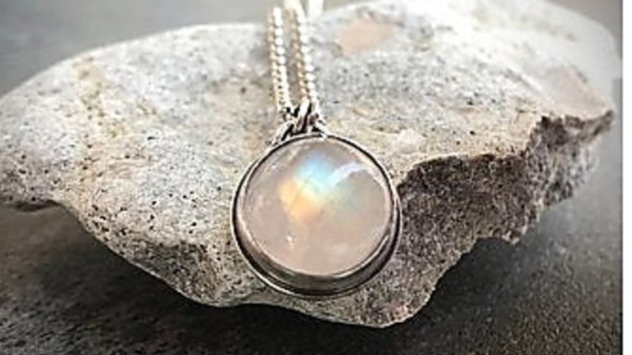 আপনি যদি মানসিক চাপে ভোগেন ও তা থেকে মুক্তি পেতে চান তাহলে মুনস্টোন পরতে পারেন। জ্যোতিষীদের মতে, এই বিশেষ উজ্জ্বল পাথর পরলে মানসিক চাপ থেকে মুক্তি পাওয়া যায়।