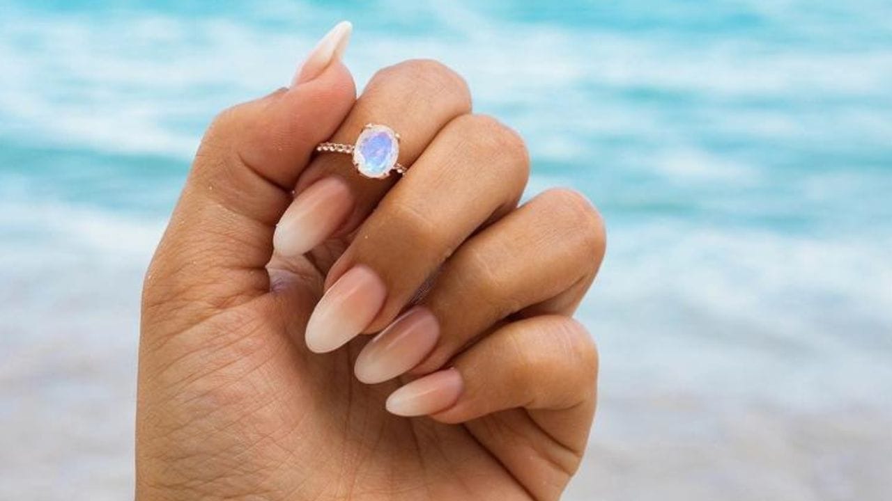 জ্যোতিষশাস্ত্র অনুসারে, বেশ কিছু নিয়ম-কানুন মেনে মুনস্টোন পরা উচিত। এর জন্য শুভ দিন হল সোমবার। তবে কৃষ্ণপক্ষের সময় মুনস্টোন পরা উচিত নয়। এর জন্য শুক্লপক্ষে সোমবার রাতে চন্দ্র পাথর পরুন। অন্যদিকে চন্দ্রকান্ত হাতের ছোট আঙুলে পরা উচিত।