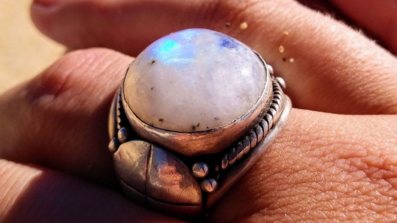  জ্যোতিষীরা বলেছেন যে মুনস্টোন পরলে নেতিবাচক শক্তি দূর হয়। বাড়িতে বাস্তু দোষ থাকলে মুনস্টন পরতে পারেন।