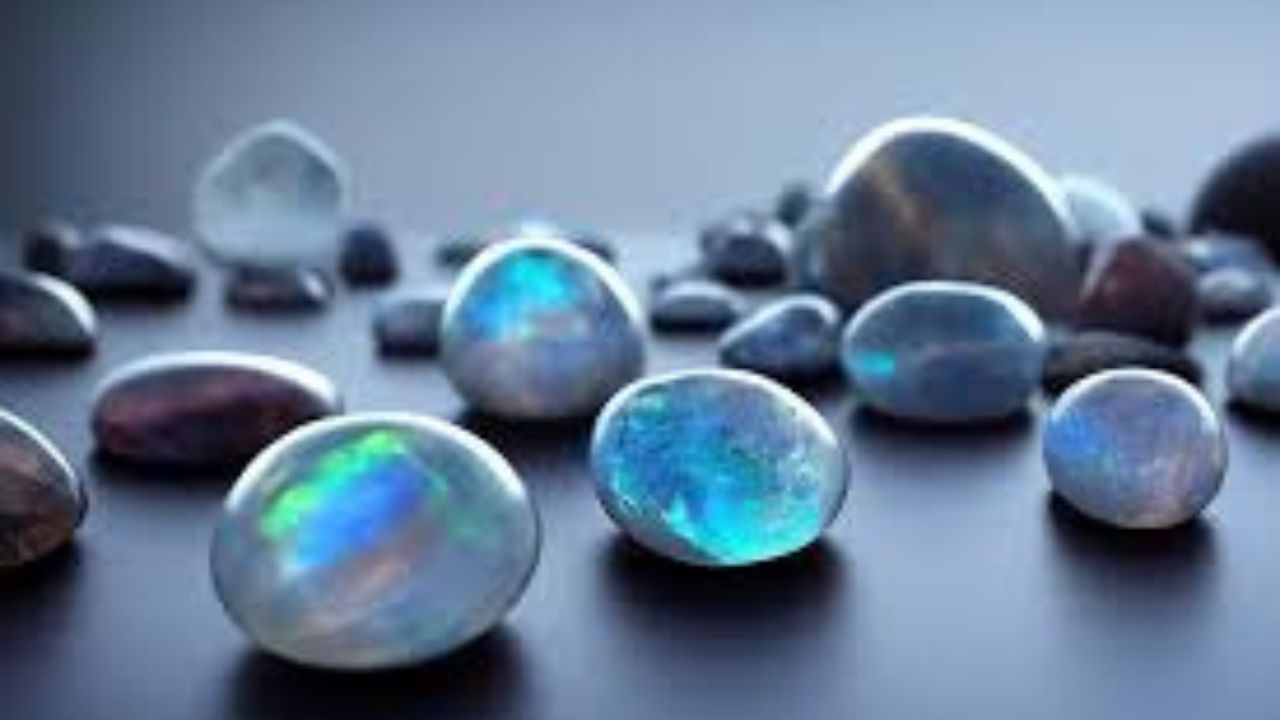 বাস্তুশাস্ত্র অনুসারে মুনস্টোন পরলে যে কোনও দুর্ঘটনা এড়ানো যায়। পিত্রদোষে আক্রান্তরাও মুনস্টোন পরতে পারেন। চন্দ্রকান্ত পরলে আত্মবিশ্বাস বাড়ে।