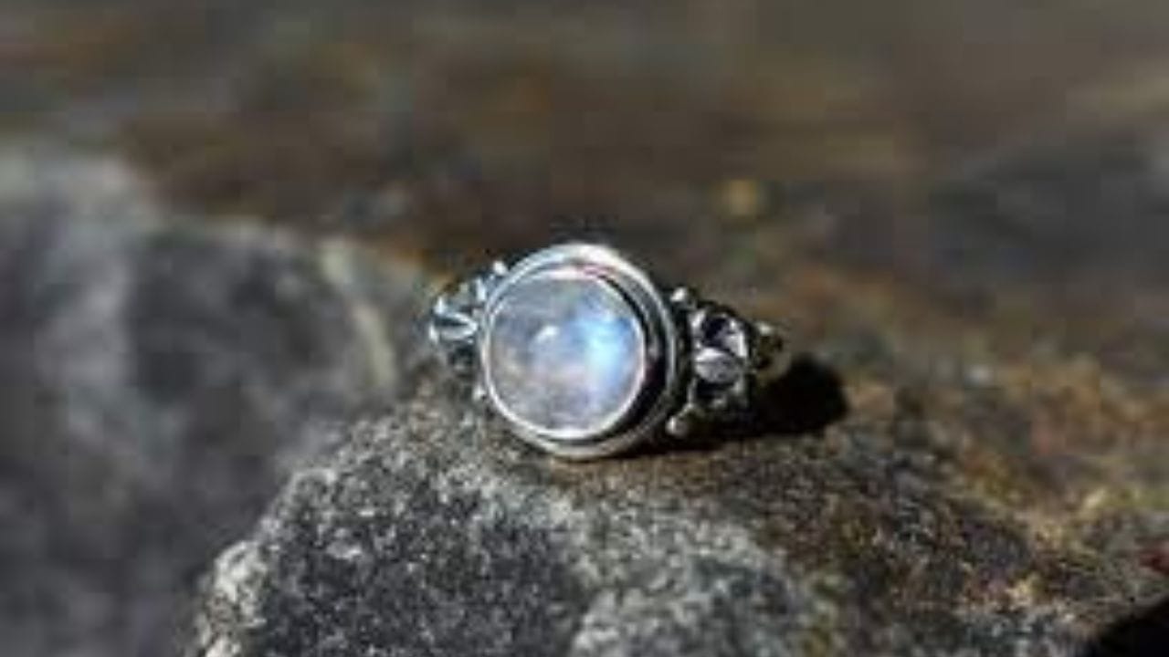 জ্যোতিষীদের মতে, ভ্রমণকারীদের অবশ্যই মুনস্টোন পরিধান করা উচিত। তাতে কেরিয়ারে নতুন মাত্রা দেয়। অন্যদিকে মুনস্টোন ধারণ করলে সর্বক্ষেত্রে সাফল্য লাভ করে।