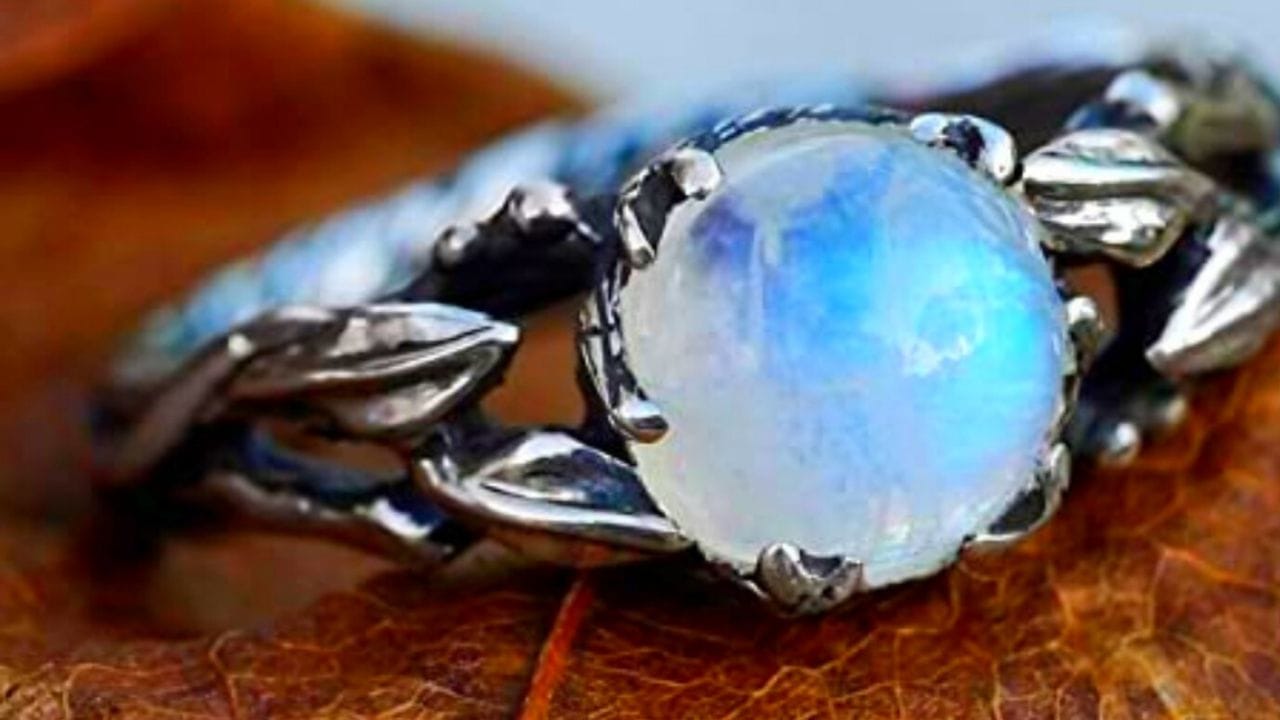  আপনি যদি প্রেমের সম্পর্কে থাকেন তবে আপনি প্রেমের সম্পর্ককে শক্তিশালী করতে মুনস্টোন পরতে পারেন। এটি প্রেমের সম্পর্কের মধ্যে ঘনিষ্ঠতা ও মাধুর্য বজায় থাকে।