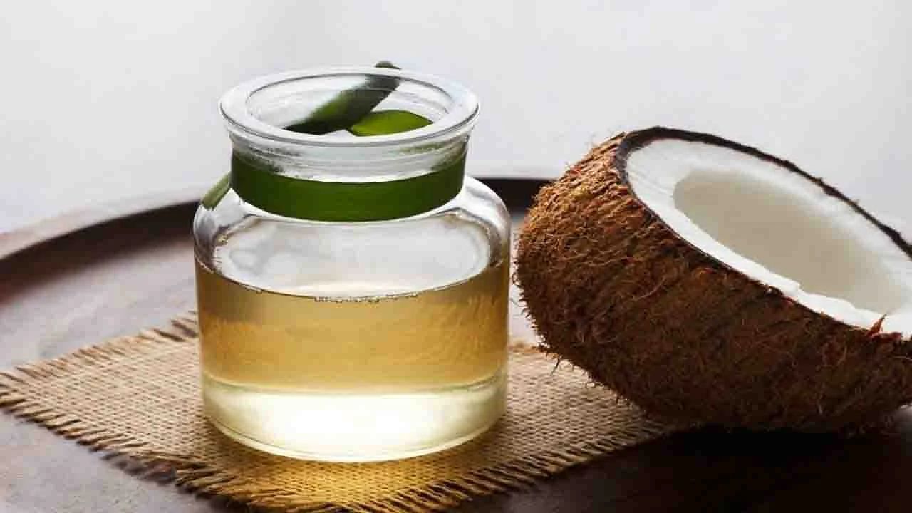 এছাড়াও রয়েছে আরও একটি উপায়। ঠোঁটের কালচে ভাব দূর করতে নারকেল তেল ব্যবহার করুন। নিয়মিত এই প্রতিকার প্রয়োগ করলে ঠোঁটের রং পরিষ্কার হয়ে যায়। 