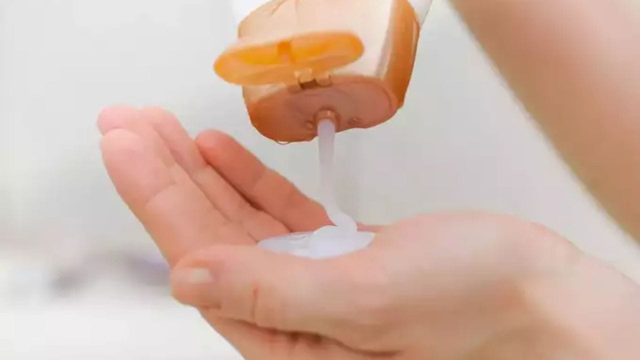 এছাড়াও নিয়মিত সানস্ক্রিন ব্যবহার করুন। দিনের বেলা বাইরে বেরনোর আগে অবশ্য়ই সানস্ক্রিন লাগান। মেঘলা দিনেও সানস্ক্রিন লাগাতে হবে। এমনকি বাড়ির ভিতরে থাকলেও সানস্ক্রিন ব্যবহার করার পরামর্শ দেন বিশেষজ্ঞরা। 