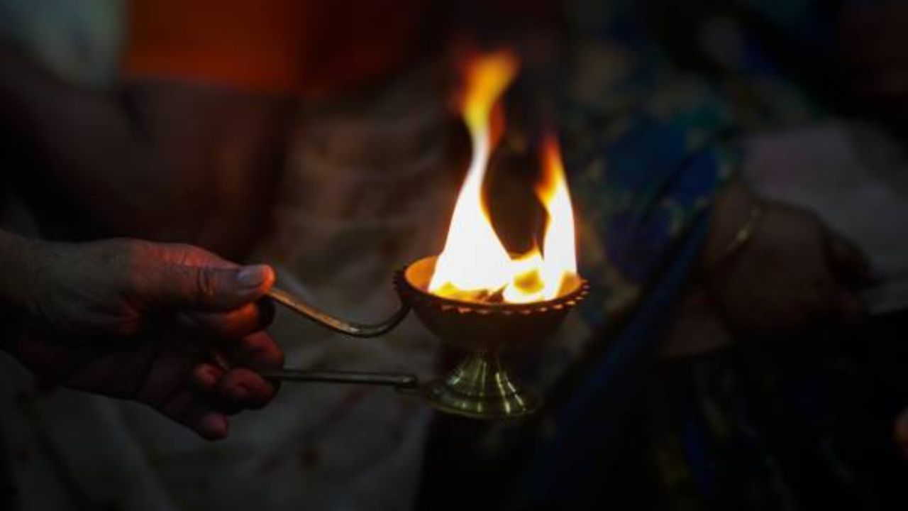 পুজোয় কখন আরতি করতে হবে : ভগবানের আরাধনায় যে আরতি অত্যন্ত গুরুত্বপূর্ণ বলে মনে করা হয়, তা সর্বদা পুজোর শেষে করা হয়। এছাড়াও, আপনি প্রতিদিন আপনার সকাল এবং সন্ধ্যের আরাধনায় একটি নির্দিষ্ট সময়ে আরতি করতে পারেন। তবে সম্ভব হলে দিনে পাঁচবার আরতি করতে পারেন।