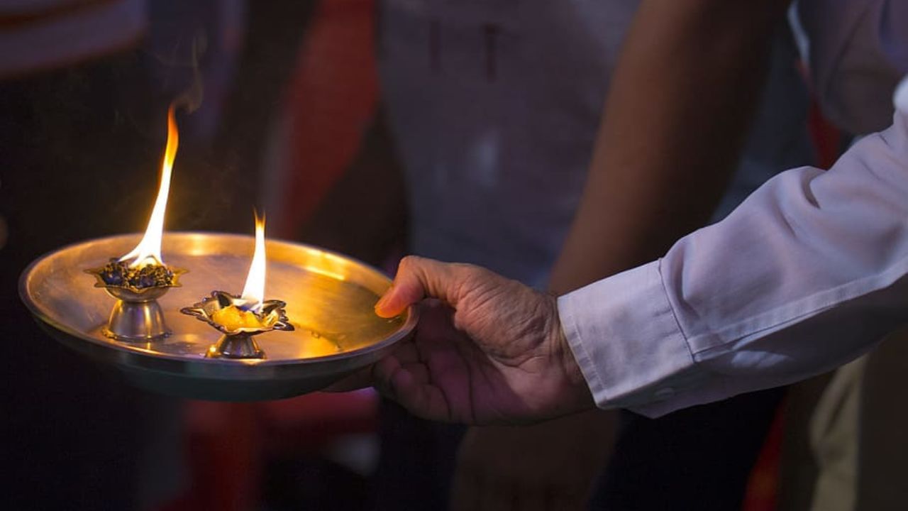 বসে বসেও আরতি করতে পারবেন: ভগবানের উপাসনায় সর্বদা দাঁড়িয়ে আরতি করার নিয়ম আছে, তবে বিশেষ পরিস্থিতিতে বসেও আরতি করতে পারেন। হিন্দু বিশ্বাস অনুসারে, আপনি যদি শারীরিকভাবে দাঁড়াতে অক্ষম হন বা অসুস্থ হন, তবে আপনি ঈশ্বরের কাছে ক্ষমা প্রার্থনা করে বসে আরতি করতে পারেন। 