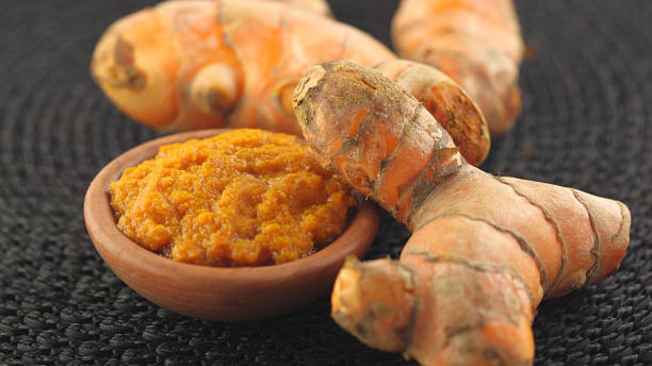 ইউরিক অ্যাসিডের মাত্রাকে নিয়ন্ত্রণে রাখতে আপনি হলুদের সাহায্য নিতে পারেন। হলুদের মধ্যে থাকা কারকিউমিন যৌগ ইউরিক অ্যাসিডের মাত্রা কমাতে সাহায্য করে। এক্ষেত্রে খাবারে হলুদ মিশিয়ে খেতে পারেন। 