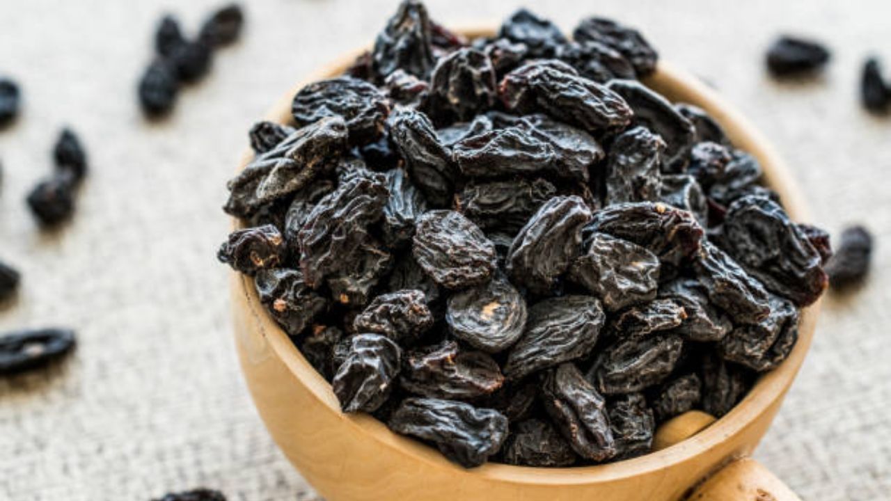 ইউরিক অ্যাসিডের মাত্রাকে নিয়ন্ত্রণে রাখতে আপনি কালো কিশমিশ খাওয়া শুরু করুন। এই কিশমিশ হাড়ের ঘনত্ব বজায় রাখতে সাহায্য করে। ১০-১৫টি কালো কিশমিশ সারারাত ধরে জলে ভিজিয়ে রাখুন। পরদিন সকালে এই জল পান করুন। 