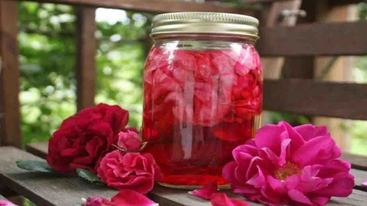 গোলাপ জল হাইপার পিগমেন্টেশন কমাতে সাহায্য করে। তুলোর সাহায্যে আপনার ঠোঁটে গোলাপ জল লাগান এবং কিছুক্ষণ পরে পরিষ্কার জল দিয়ে ধুয়ে ফেলুন।