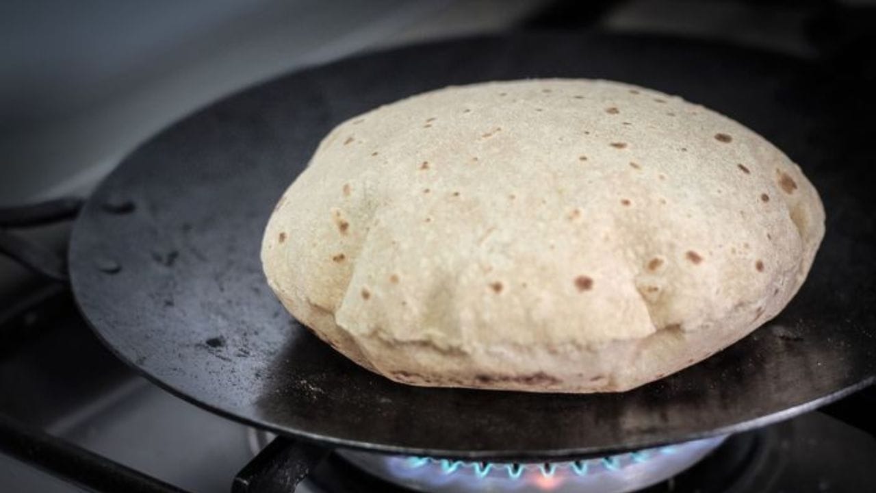 হিন্দু ধর্মে খাবার খাওয়া ও খাবার নিয়ে বেশ কিছু নিয়ম উল্লেখ করা হয়েছে। পৌরাণিক কাহিনি অনুযায়ী একাদশীর দিন ভাত বানানো ও খাওয়া নিষিদ্ধ। একইভাবে রুটি বানানো ও খাওয়ার কিছু নিয়ম আছে। 