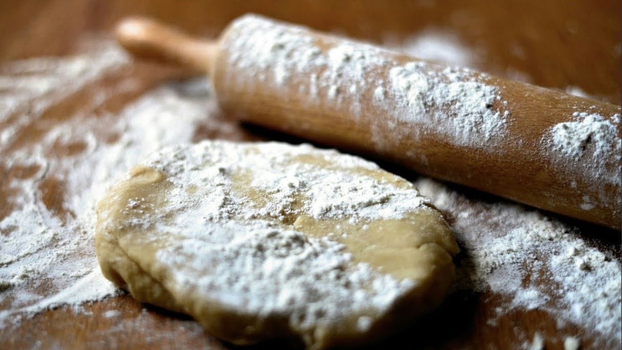 জ্যোতিষশাস্ত্র অনুযায়ী, হিন্দুদের বিভিন্ন অনুষ্ঠানে বিভিন্ন খাবার খাওয়া নিষিদ্ধ রয়েছে। রুটি খাওয়ার ব্যাপারে বেশ কিছু নিয়ম রয়েছে। কিছু নির্দিষ্ট দিন রয়েছে, যেদিন রুটি খেলে অশুভ লক্ষণের প্রভাব পড়তে পারেন। 