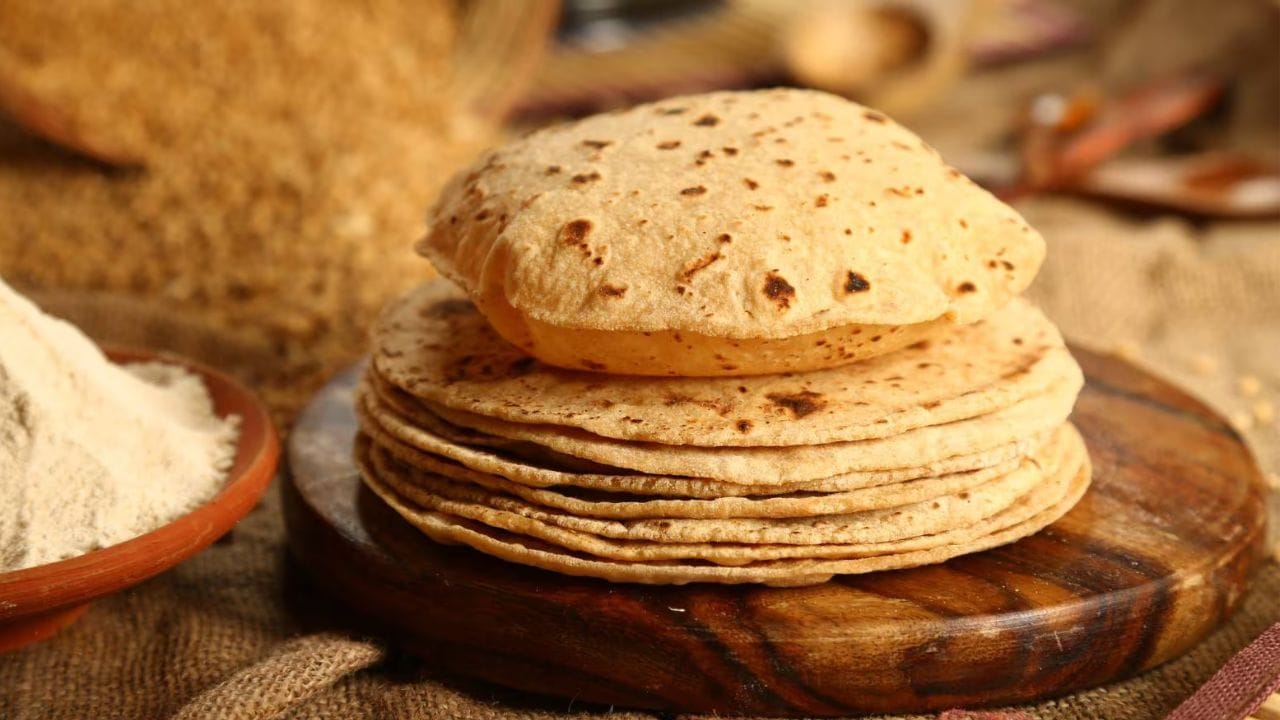 আমাদের সংস্কৃতিতে মা-ঠাকুমারা রুটি খাওয়ার উপকারিতা শুনিয়ে এসেছেন। সম্পূর্ণ খাবার হিসেবে রুটিকে খাবারের তালিকায় শীর্ষে রাখা হয়। তবে শুধু স্বাস্থ্যের ব্যাপারে নয়, জ্যোতিষশাস্ত্রেও এর গুরুত্ব রয়েছে। 