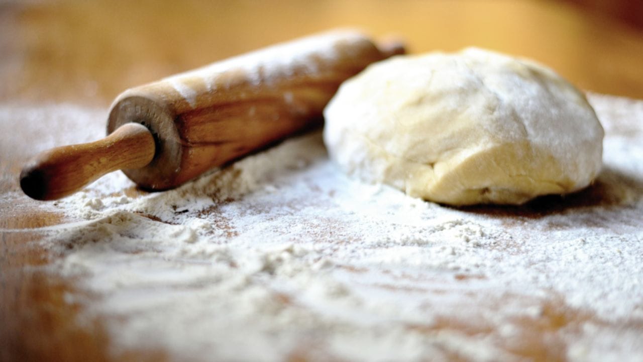 শাস্ত্র অনুসারে, কড়াইকে সাপের ফণার প্রতীক হিসাবে বিবেচনা করা হয়। তাই নাগপঞ্চমীর দিন রান্নাঘরের উনুনে রুটি সেঁকে নেওয়া ও ভাজা নিষিদ্ধ। এ কারণে রুটিও তৈরি হয় না। যে খাবারগুলির সঙ্গে ভাজাভুজি ব্যবহার করে না সেগুলি তৈরি করা যেতে পারে।